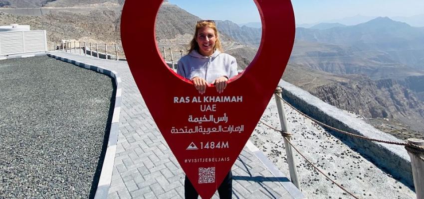 La Globish Coach che fa lezione di inglese ad alta quota sulla vetta del monte Jebel Jais