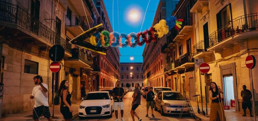 L’arte torna ad abitare balconi e strade del quartiere Madonnella di Bari con “Il mattina ha Lory in bocca”