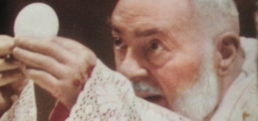 Domani sera sul canale 71 del DTT il recital 'Padre Pio, il crocifisso'.