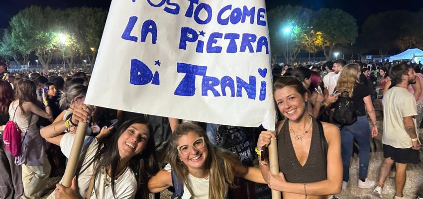 Tananai infiamma Barletta: emozioni e musica sotto le stelle