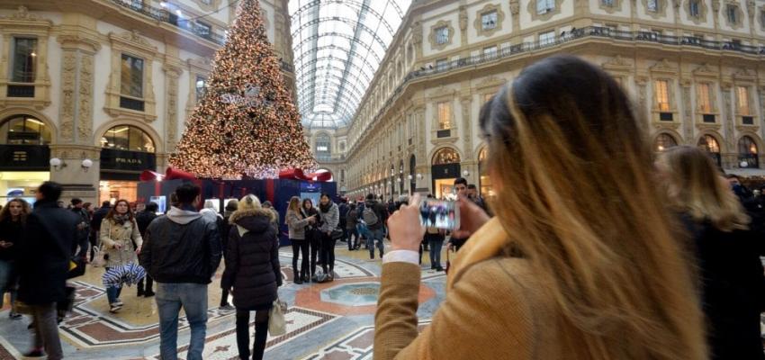 Natale, Swarovski firma l'albero in Galleria: 36mila luci e 10mila decorazioni