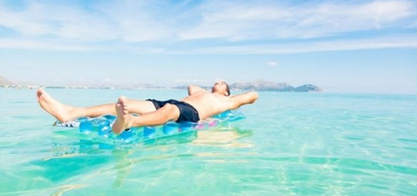 Si addormenta sul materassino in Calabria e si sveglia in Sicilia