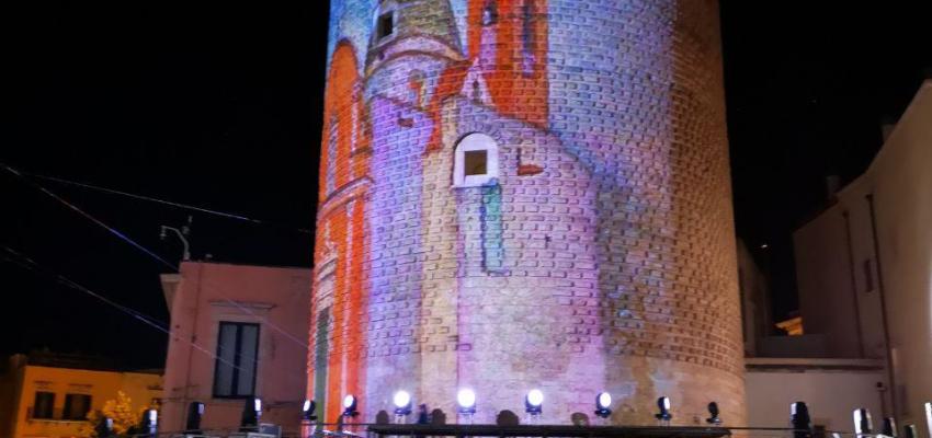 Scie Luminosissime. Danza aerea, disegni di luce, musica e magia sul Torrione Angioino